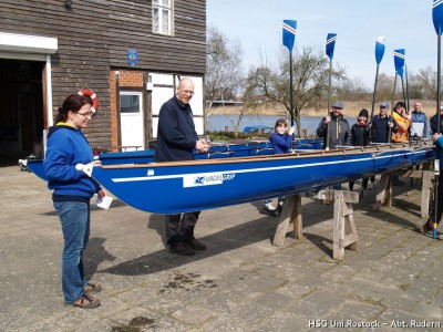 Christine Poppitz (Kassenwartin), Olaf Schwittlick (Vorsitzender der Ruderabteilung) bei der Bootstaufe